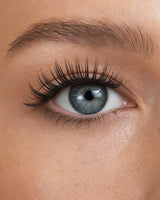 Magnetic false eyelashes with full, voluminous black lash band